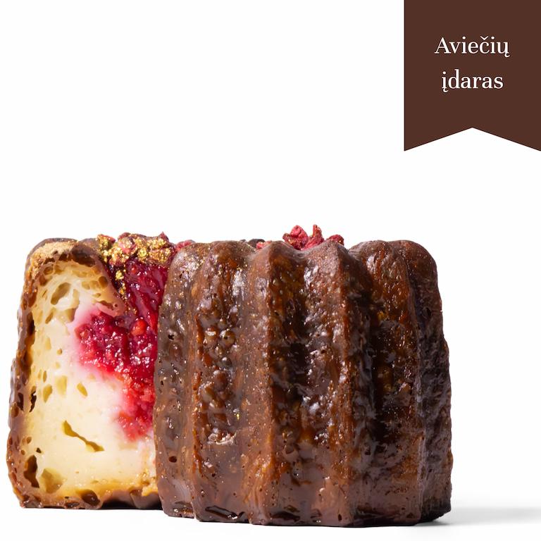 Kanelė su aviečių įdaru