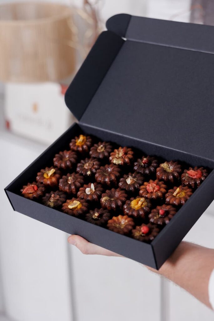 Kanelių dovanų dėžutė